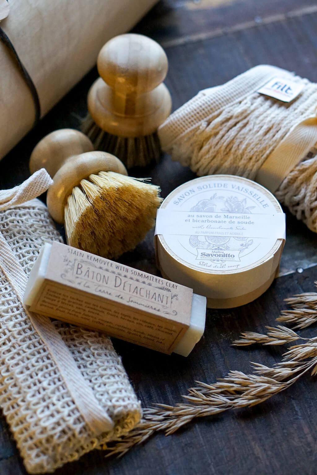la maison verte sustainable home essentials gift set natural cleaning tools