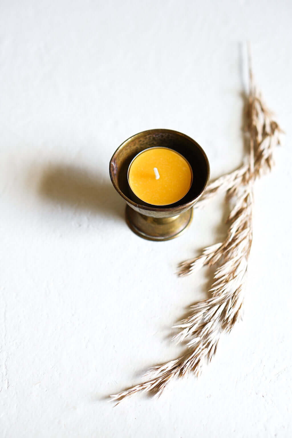 hyoola-yellow-beeswax-tealights-14_68ba06d1-d402-4849-a4c1-de6d27a60d80.jpg
